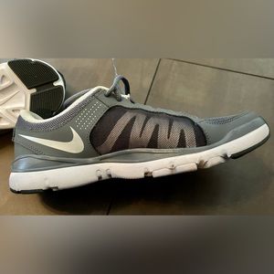 LIKE NEW Nike Women’s Training Shoes - Flex TR2, Grey and White (7)